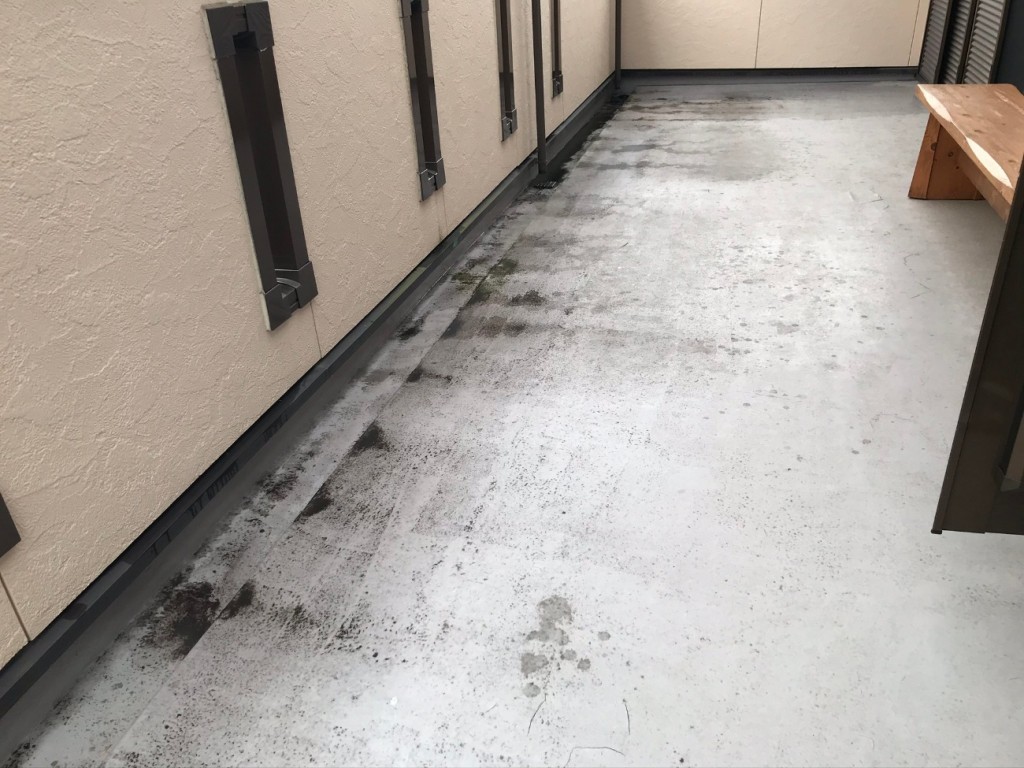 施工前：バルコニー防水剥離状況