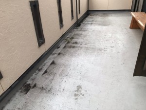施工前：バルコニー防水剥離状況