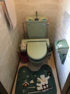 石目調のアクセントクロスでホテルライクなトイレ空間にリフォーム！／施工前