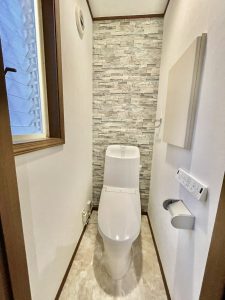 石目調のアクセントクロスでホテルライクなトイレ空間にリフォーム！／完成