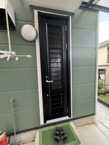 モスグリーンとホワイトのツートンカラーでおしゃれな外観に大変身！／東広島市S様／完成