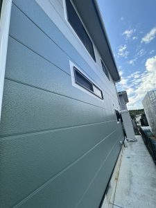 モスグリーンとホワイトのツートンカラーでおしゃれな外観に大変身！／東広島市S様／完成