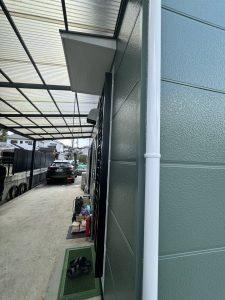 モスグリーンとホワイトのツートンカラーでおしゃれな外観に大変身！／東広島市S様／完成