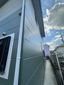 モスグリーンとホワイトのツートンカラーでおしゃれな外観に大変身！／東広島市S様／完成