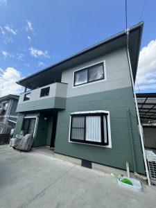 モスグリーンとホワイトのツートンカラーでおしゃれな外観に大変身！／東広島市S様／完成