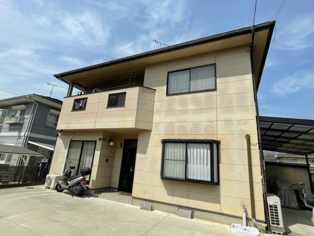 モスグリーンとホワイトのツートンカラーでおしゃれな外観に大変身！／東広島市S様／施工前
