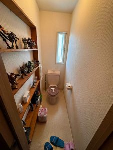 リフレッシュ工事でモダンなトイレ空間に！／ビフォー