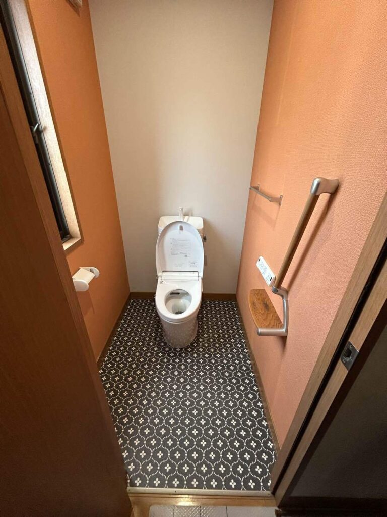 トイレリフォームでオレンジの壁紙を上手にコーディネート！