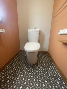 トイレ交換　内装貼り替え　アクセント