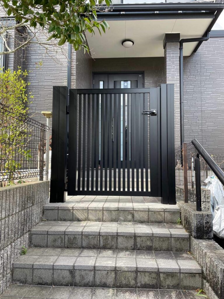 ご希望の場所へ門扉設置工事