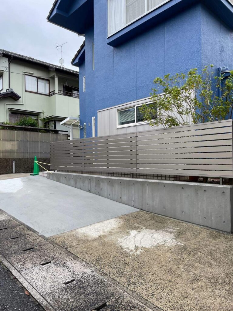 駐車場拡張と目隠しフェンス設置工事