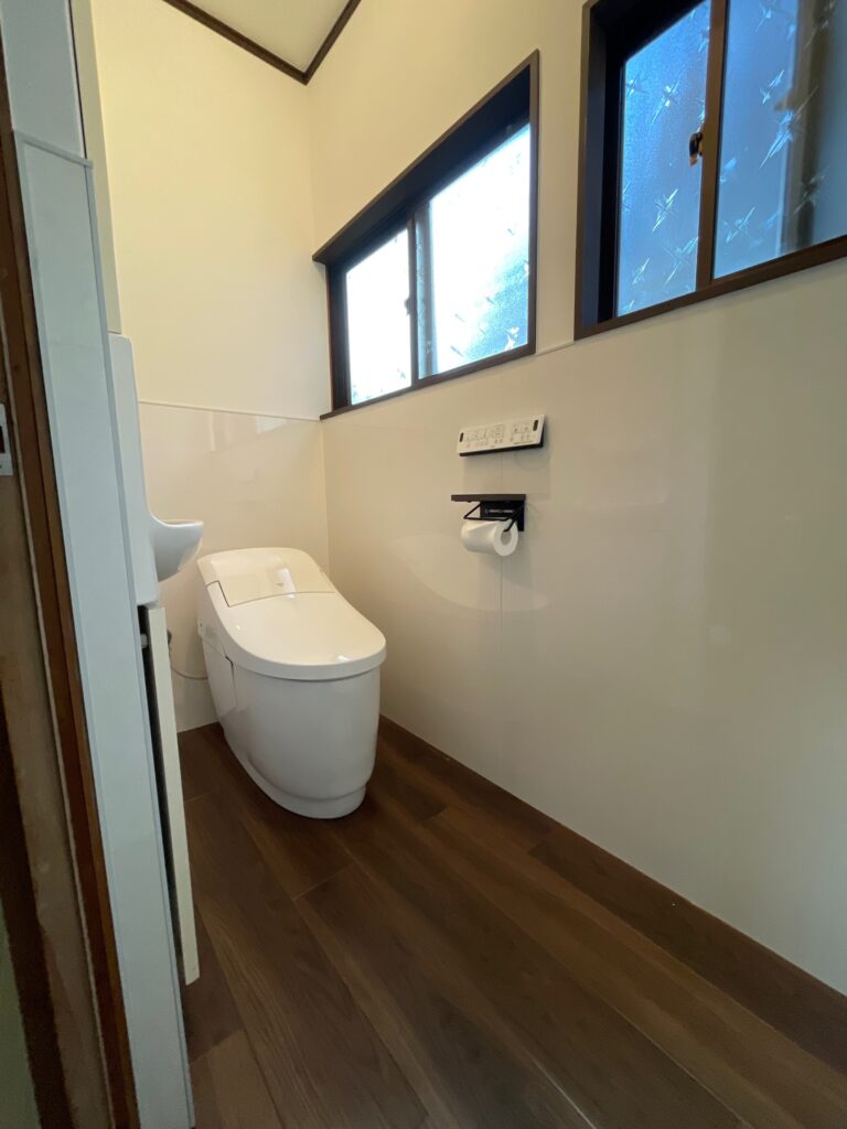 掃除しやすいトイレへ！トイレ内装工事！