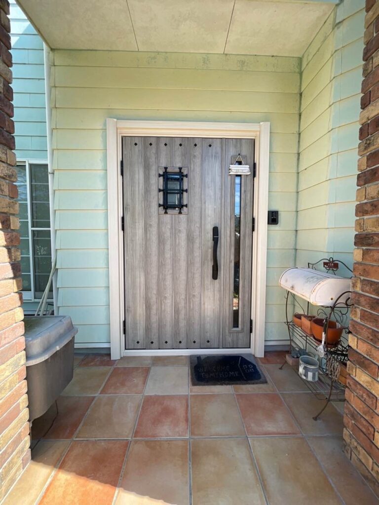 新しい玄関ドアに交換工事！