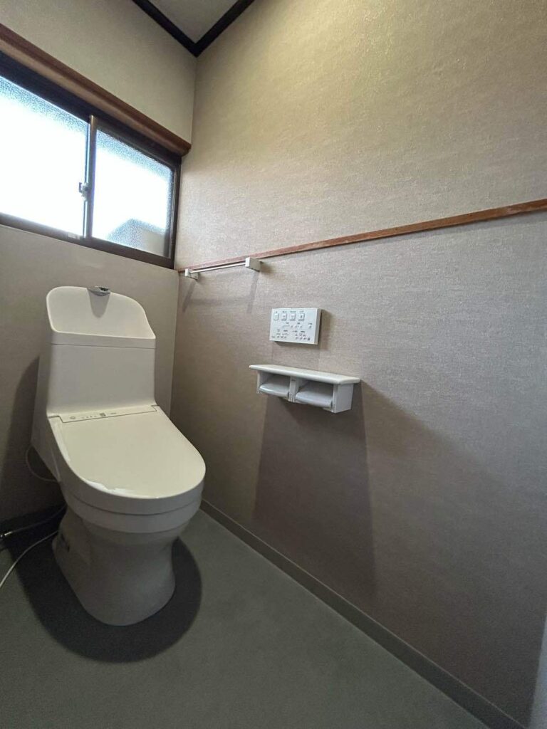 トイレ空間をタイルからクロス＋クッションフロアに！