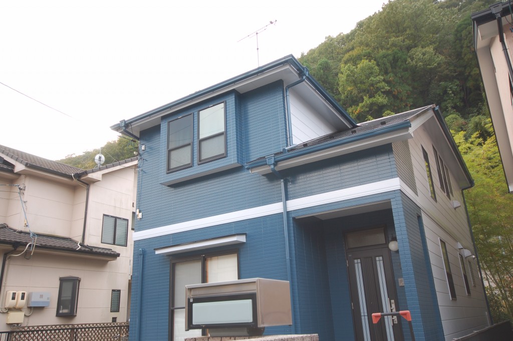 青い壁がアクセント 外壁塗装リフォーム リフォーム コバーン 東広島市 呉市周辺でリフォームするなら