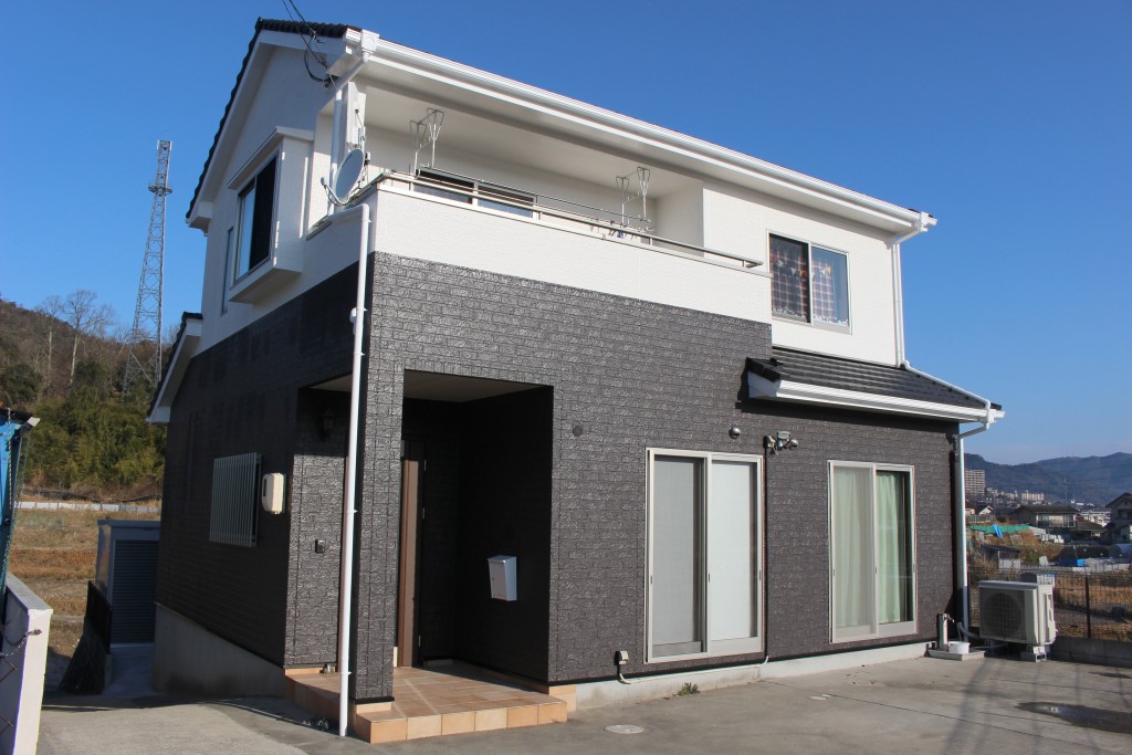 ツートンカラーがポイント！外壁塗装＆ウッドデッキ工事！ リフォーム・コバーン｜東広島市、呉市周辺でリフォームするなら