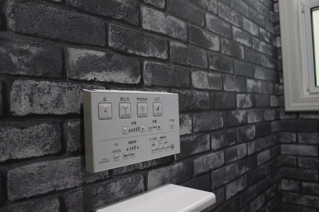 黒レンガ コンクリートがカッコイイ トイレリフォーム リフォーム コバーン 東広島市 呉市周辺でリフォームするなら 黒レンガ コンクリートがカッコイイ トイレリフォーム リフォーム コバーン 東広島市 呉市周辺でリフォームするなら