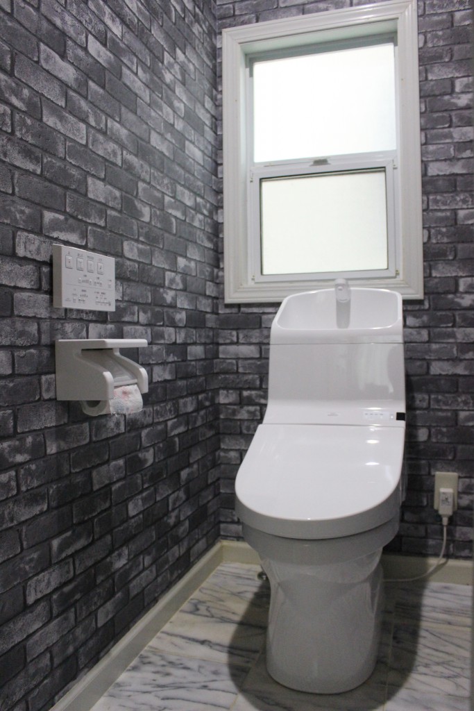 黒レンガ コンクリートがカッコイイ トイレリフォーム リフォーム コバーン 東広島市 呉市周辺でリフォームするなら