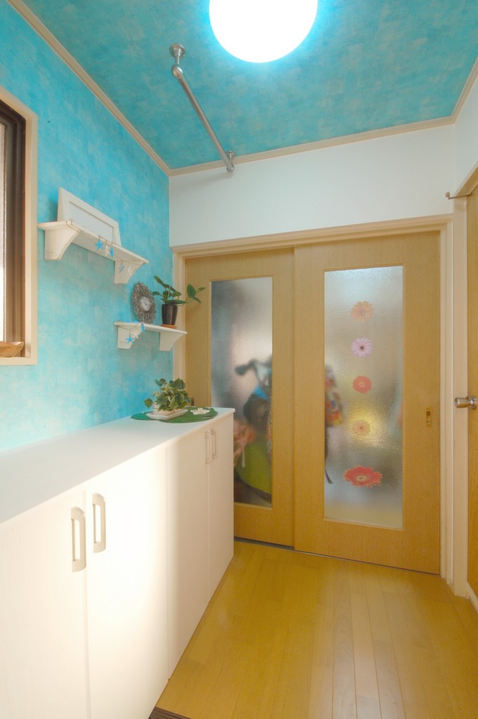 玄関を明るく大変身 収納取替え クロス貼り替え工事 リフォーム コバーン 東広島市 呉市周辺でリフォームするなら