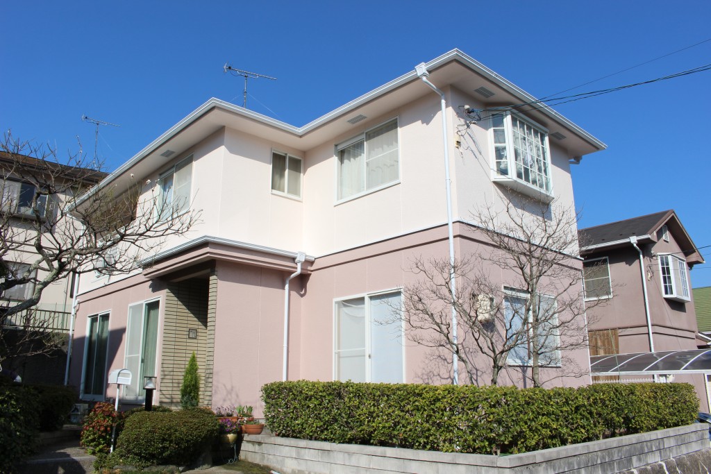 ピンク基調のツートンカラー 屋根 外壁塗装工事 リフォーム コバーン 東広島市 呉市周辺でリフォームするなら