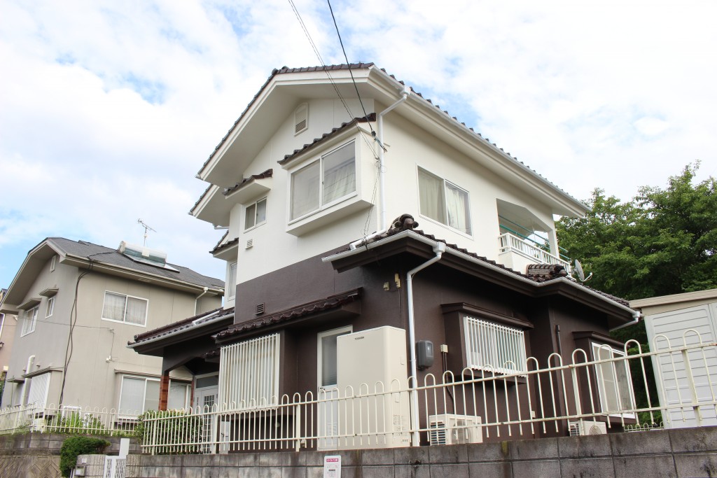 ブラウンとホワイトのツートンカラー 外壁塗装工事 リフォーム コバーン 東広島市 呉市周辺でリフォームするなら