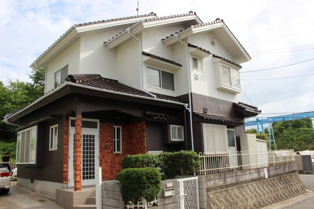 ブラウンとホワイトのツートンカラー 外壁塗装工事 リフォーム コバーン 東広島市 呉市周辺でリフォームするなら