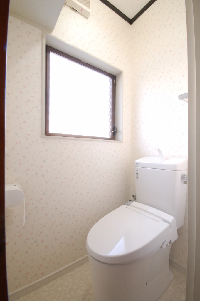 花柄の壁紙で明るく トイレリフォーム工事 リフォーム コバーン 東広島市 呉市周辺でリフォームするなら 花柄の壁紙で明るく トイレリフォーム工事 リフォーム コバーン 東広島市 呉市周辺でリフォームするなら