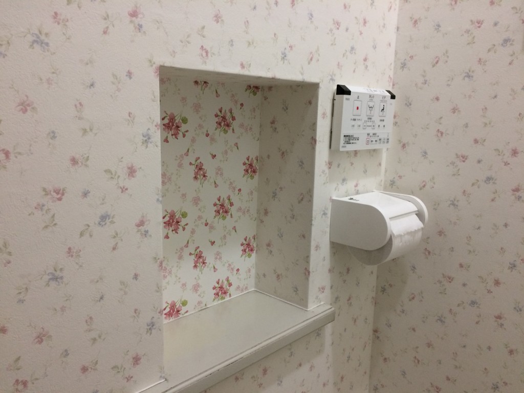 花柄の壁紙で明るく トイレリフォーム工事 リフォーム コバーン 東広島市 呉市周辺でリフォームするなら 花柄の壁紙で明るく トイレリフォーム工事 リフォーム コバーン 東広島市 呉市周辺でリフォームするなら
