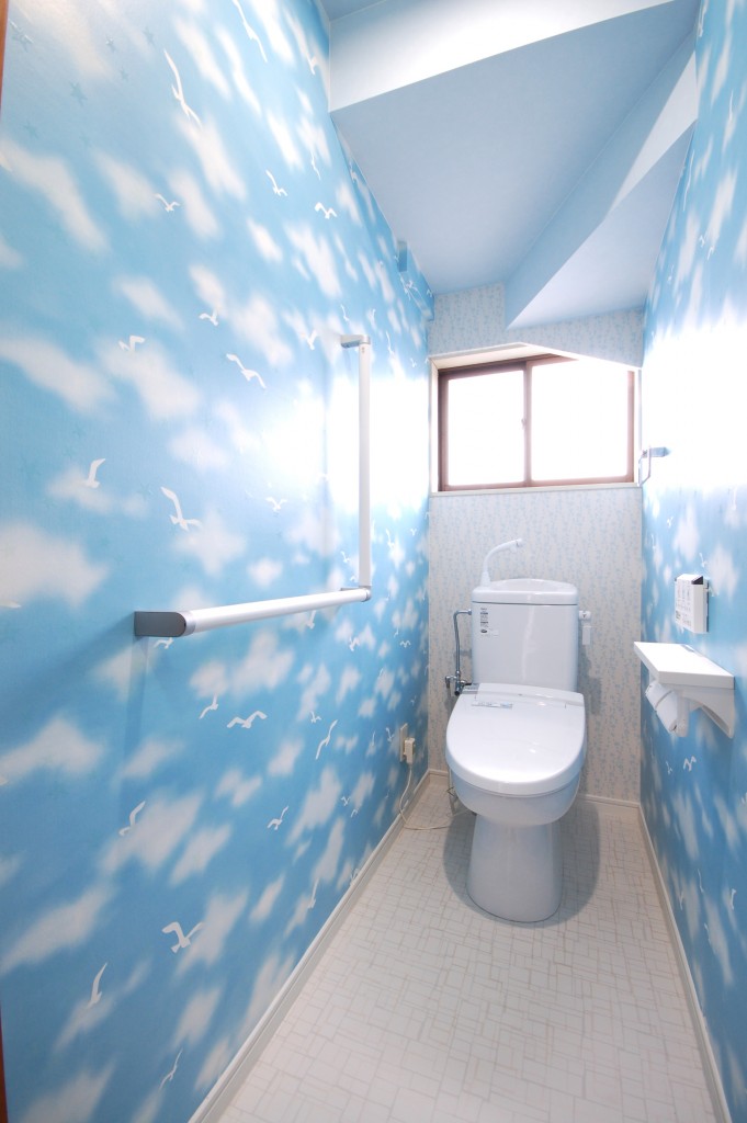 空模様の壁クロス トイレリフォーム工事 リフォーム コバーン 東広島市 呉市周辺でリフォームするなら