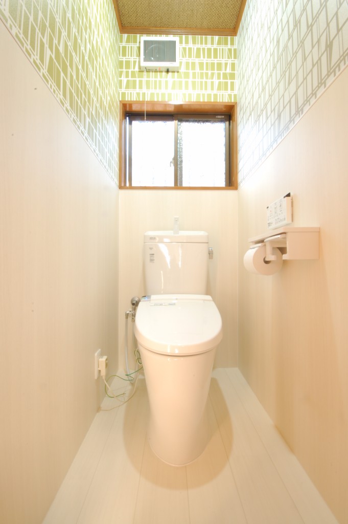 木目のキッチンパネルとクロスの相性がバッチリ わくわくトイレリフォーム リフォーム コバーン 東広島市 呉市周辺でリフォームするなら 木目のキッチンパネルとクロスの相性がバッチリ わくわくトイレリフォーム リフォーム コバーン 東広島市 呉市周辺でリフォームするなら