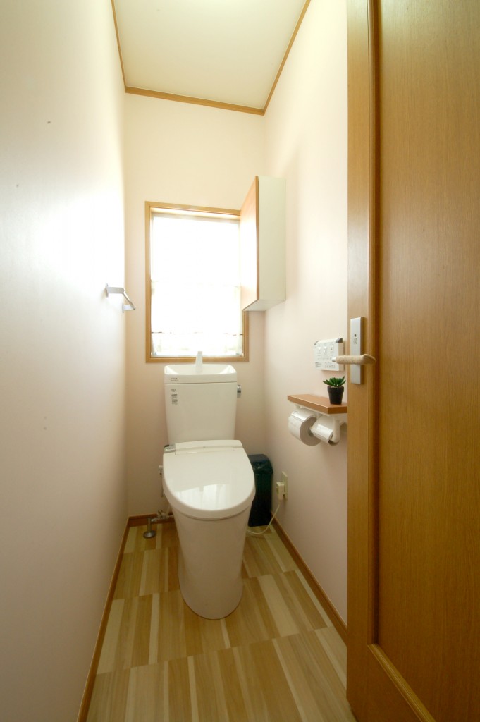 木目のクッションフロアがポイント トイレリフォーム工事 リフォーム コバーン 東広島市 呉市周辺でリフォームするなら