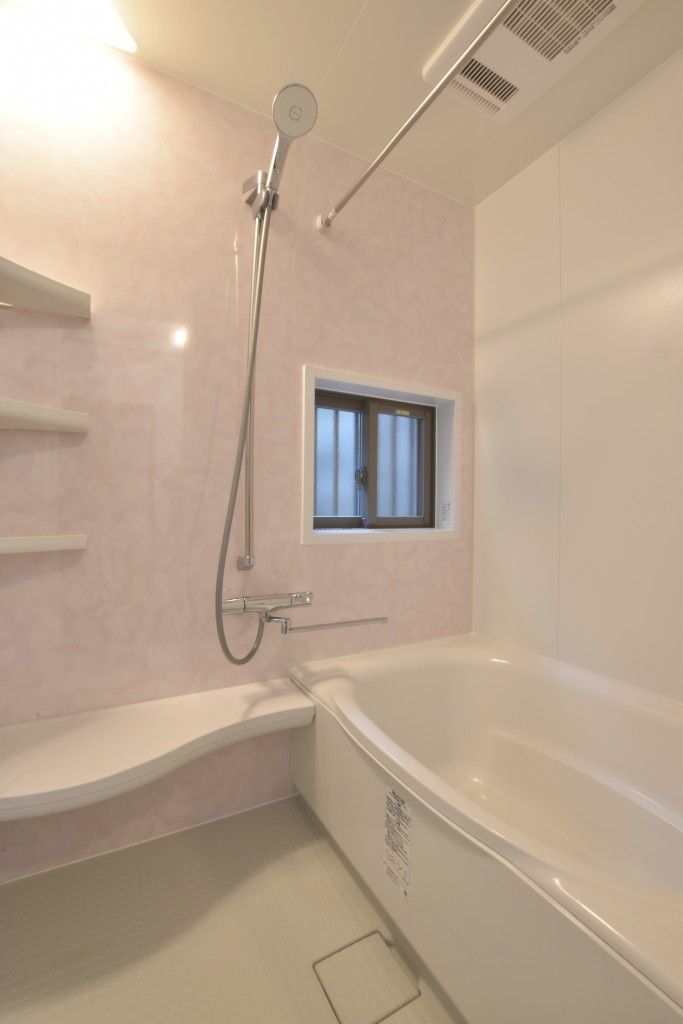 ピンク色のアクセントが可愛いユニットバス 浴室洗面所トイレ工事 リフォーム コバーン 東広島市 呉市周辺でリフォームするなら