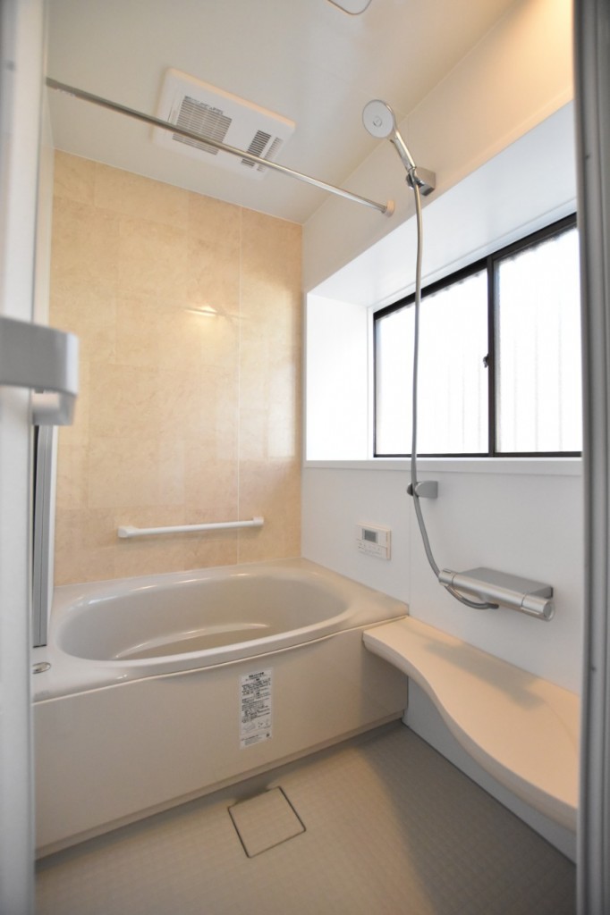 暖かみのある組石ベージュのアクセント 浴室洗面所トイレリフォーム工事 リフォーム コバーン 東広島市 呉市周辺でリフォームするなら