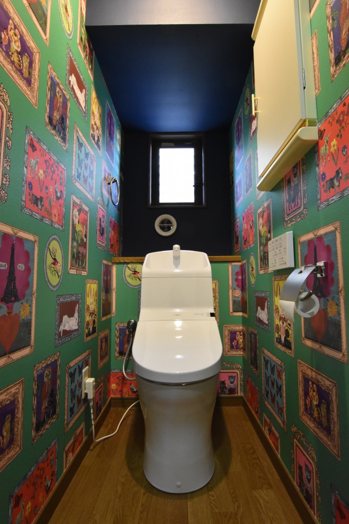 まるで美術館 特徴的な壁紙で生まれ変わるトイレリフォーム リフォーム コバーン 東広島市 呉市周辺でリフォームするなら まるで美術館 特徴的な壁紙で生まれ変わるトイレリフォーム リフォーム コバーン 東広島市 呉市周辺でリフォームするなら