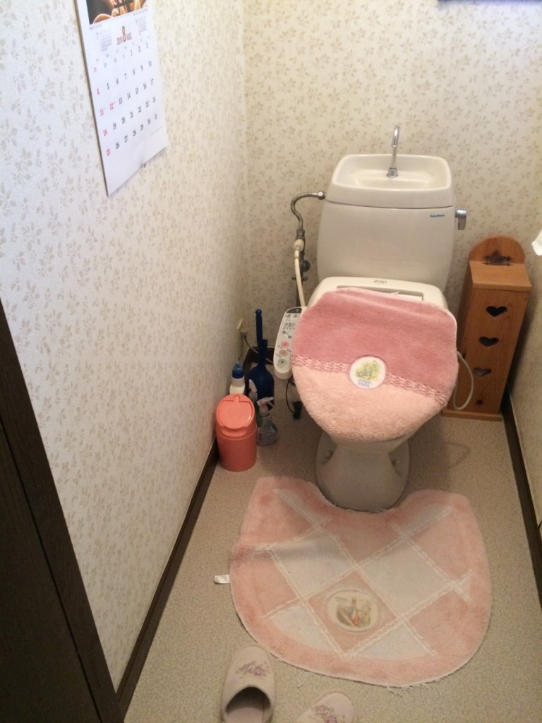 ストライプの壁クロスがポイント トイレリフォーム工事 リフォーム コバーン 東広島市 呉市周辺でリフォームするなら