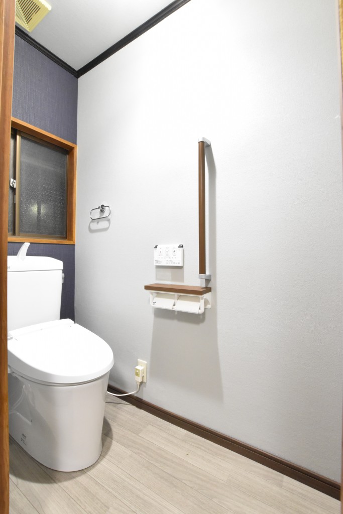 背面の濃い青色がアクセント 落ち着いたトイレに リフォーム コバーン 東広島市 呉市周辺でリフォームするなら 背面の濃い青色がアクセント 落ち着いたトイレに リフォーム コバーン 東広島市 呉市周辺でリフォームするなら