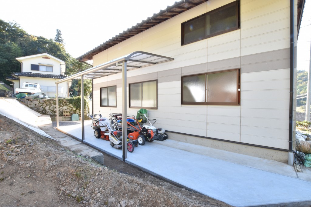 倉庫の外も最大限活用!テラス屋根設置・土間コンクリート工事!