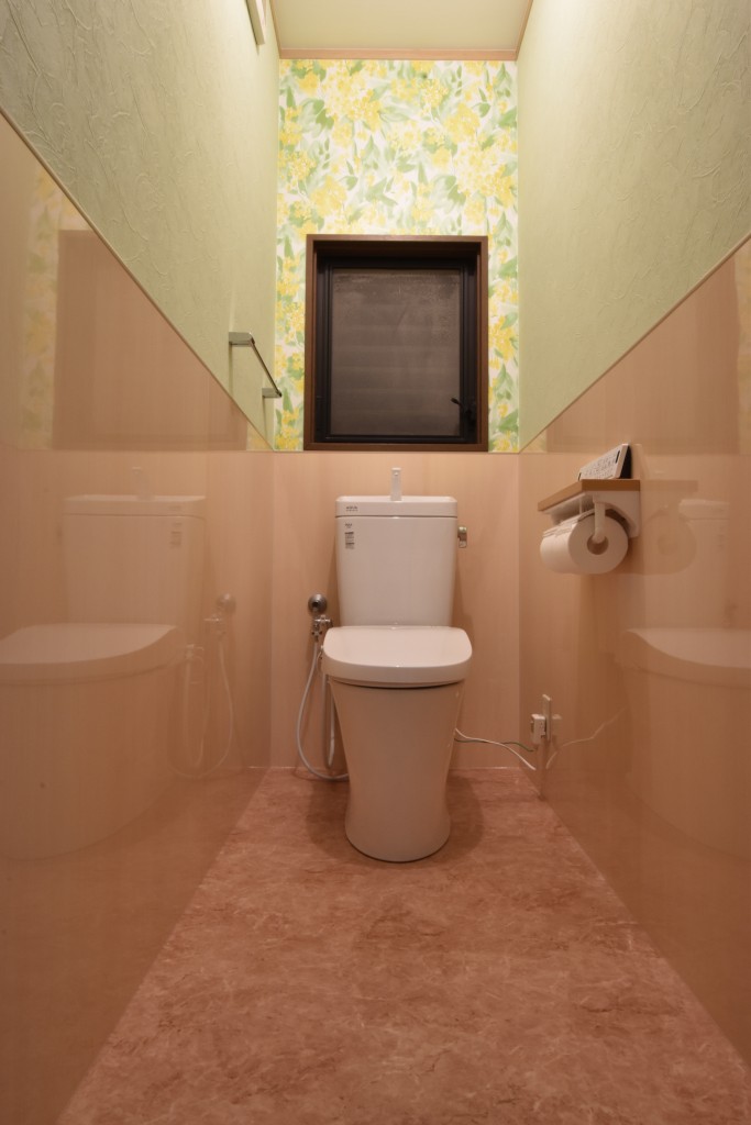 木目のキッチンパネルで悩みを解消♪トイレリフォーム工事!