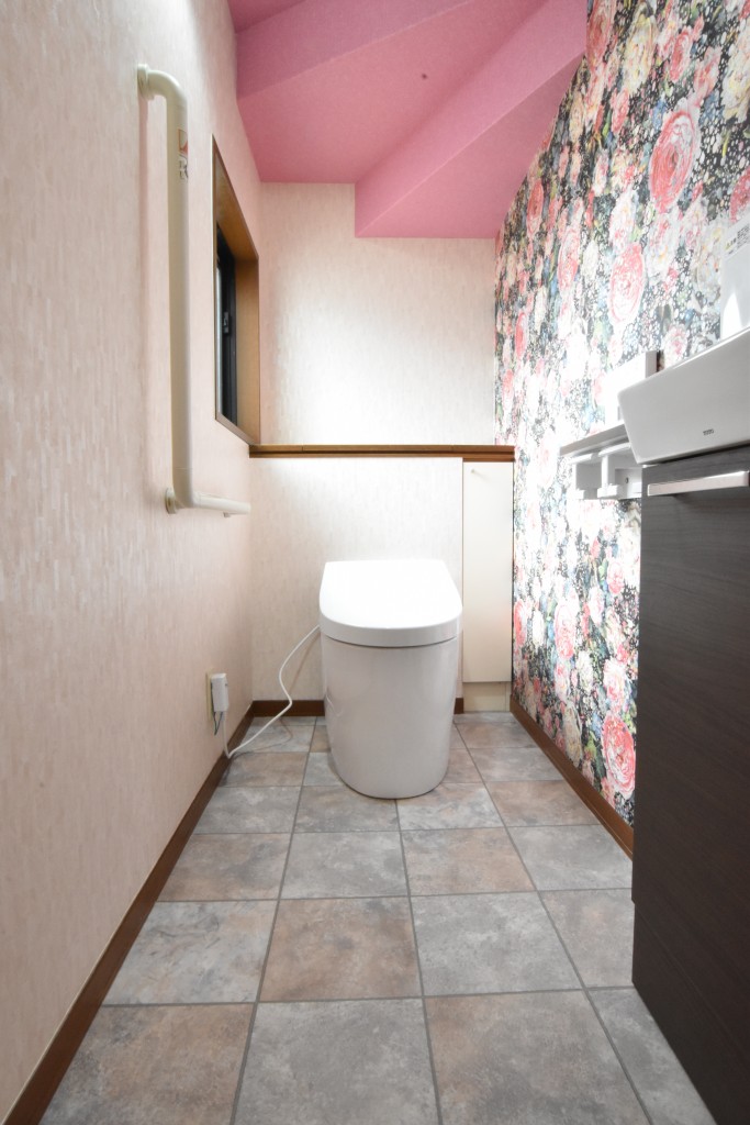 バラとピンクの天井クロスで大人可愛いトイレ！！