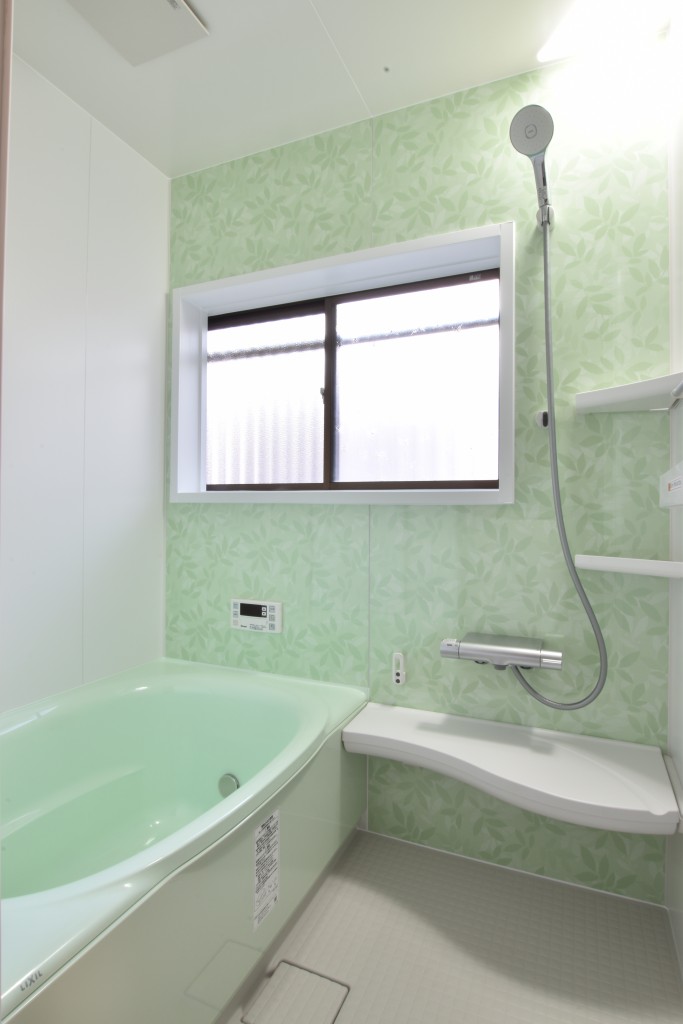 グリーンの浴槽とパネルの色がポイント！浴室改修工事！