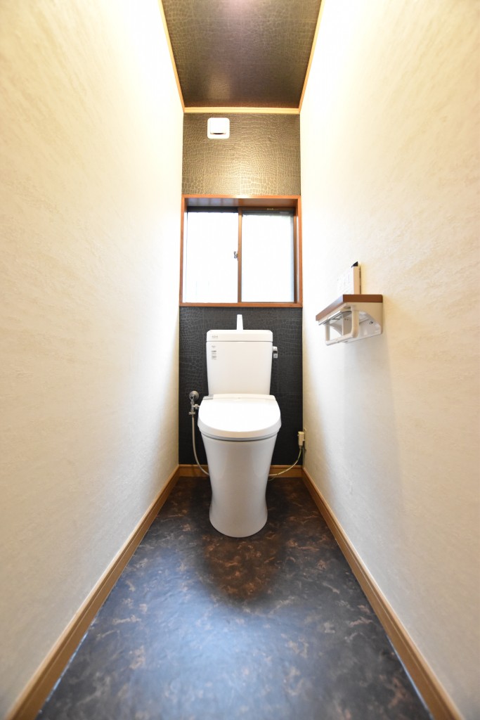 壁紙貼り替えで上質な空間に変身♪トイレ改装工事！