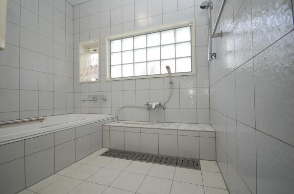 ガラスブロックでこだわりデザインのお風呂 リフォーム コバーン 東広島市 呉市周辺でリフォームするなら