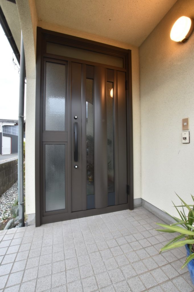 たった1日で新しい玄関に取替え!玄関ドアリフォーム工事!