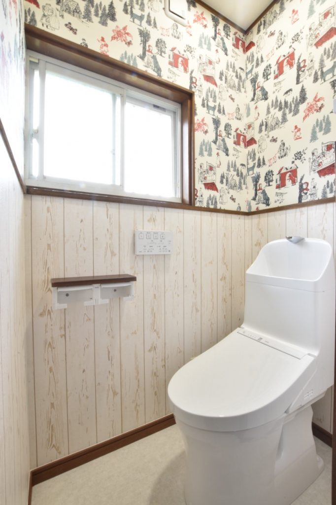 赤ずきんの壁紙がポイント!トイレリフォーム工事!