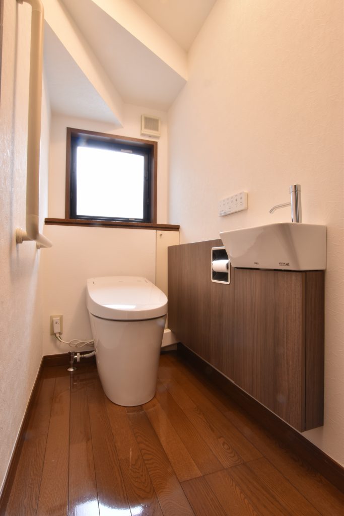 大型パネルで空間イメージを刷新!!快適トイレリフォーム工事♪