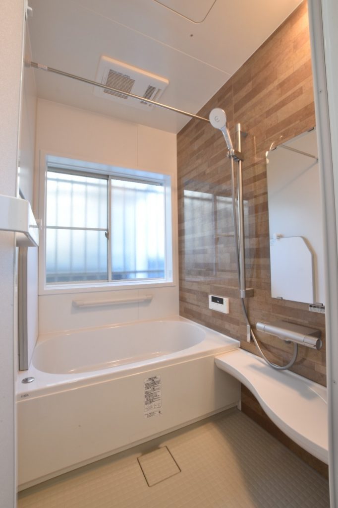温かみのある浴室パネル＆可愛い木目柄の洗面所クロス！浴室洗面所玄関工事！