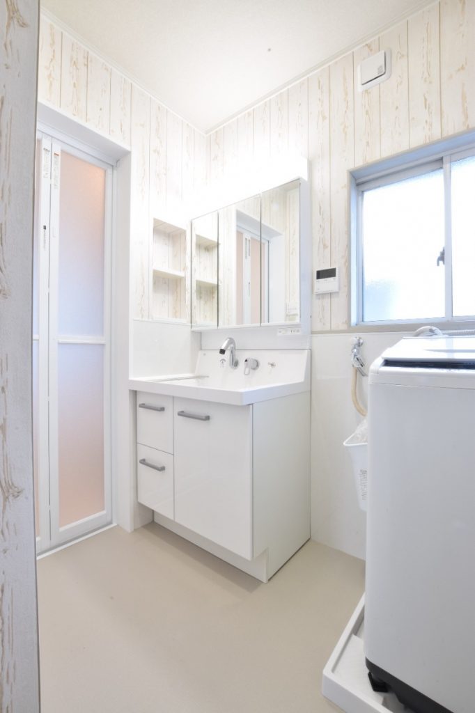 温かみのある浴室パネル 可愛い木目柄の洗面所クロス 浴室洗面所玄関工事 リフォーム コバーン 東広島市 呉市周辺でリフォームするなら