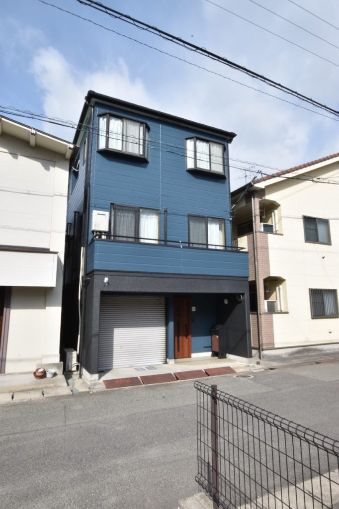 自分たちの好みの配色でメンテナンス!屋根外壁塗装工事&玄関ドア取替え工事!