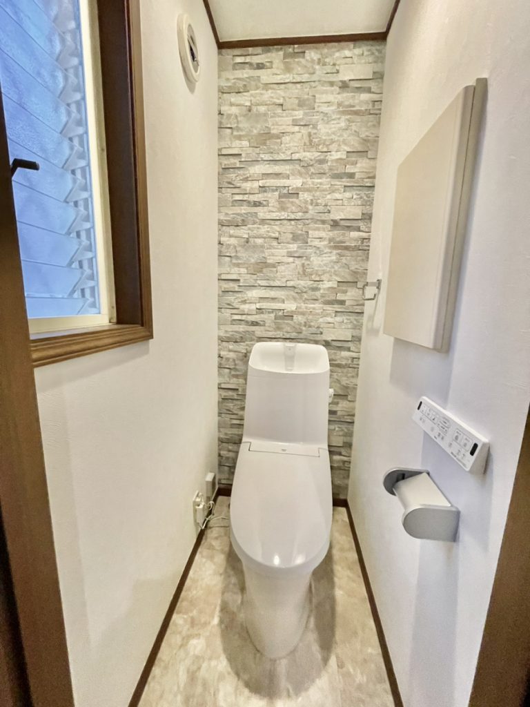 グレーの石目アクセントクロスでスタイリッシュなトイレ空間にリフォーム!お掃除もらくらく!