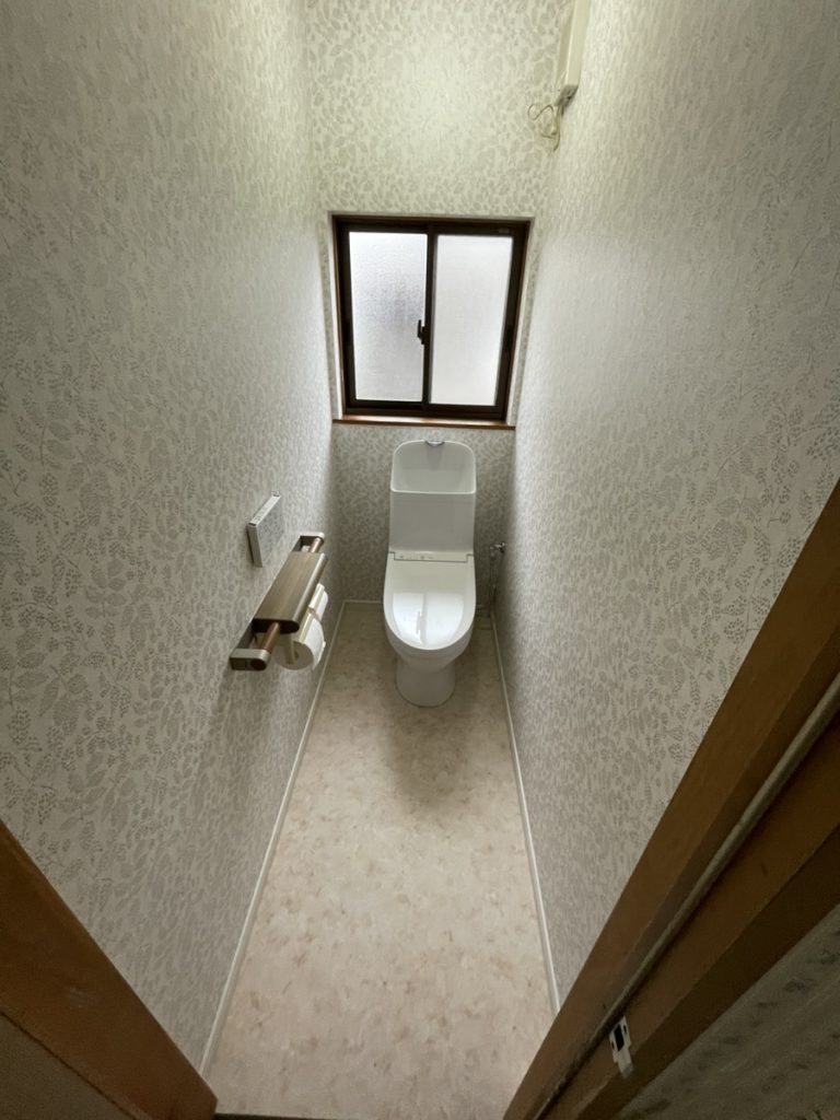 落ち着きのある内装とお掃除ラクラクトイレへ!